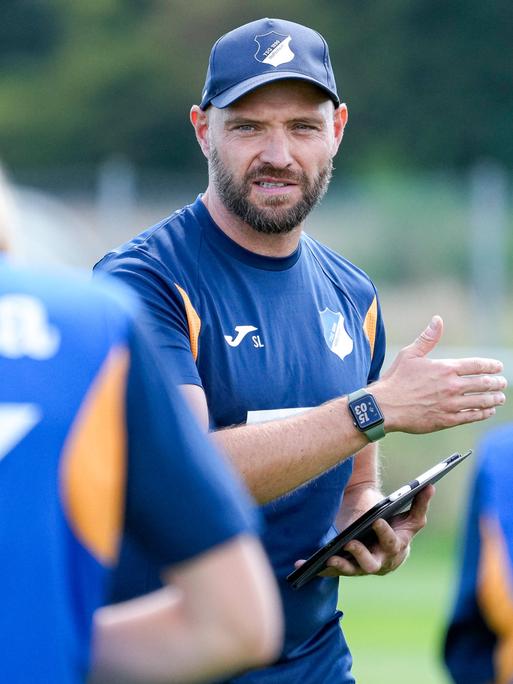 Stephan Lerch trainiert seit März 2023 die Frauen-Mannschaft der TSG Hoffenheim.