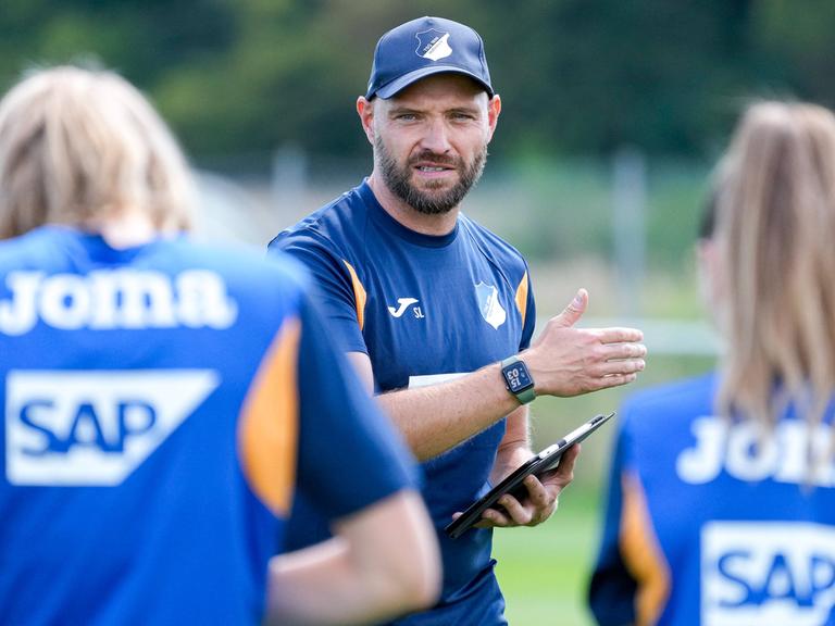 Stephan Lerch trainiert seit März 2023 die Frauen-Mannschaft der TSG Hoffenheim.