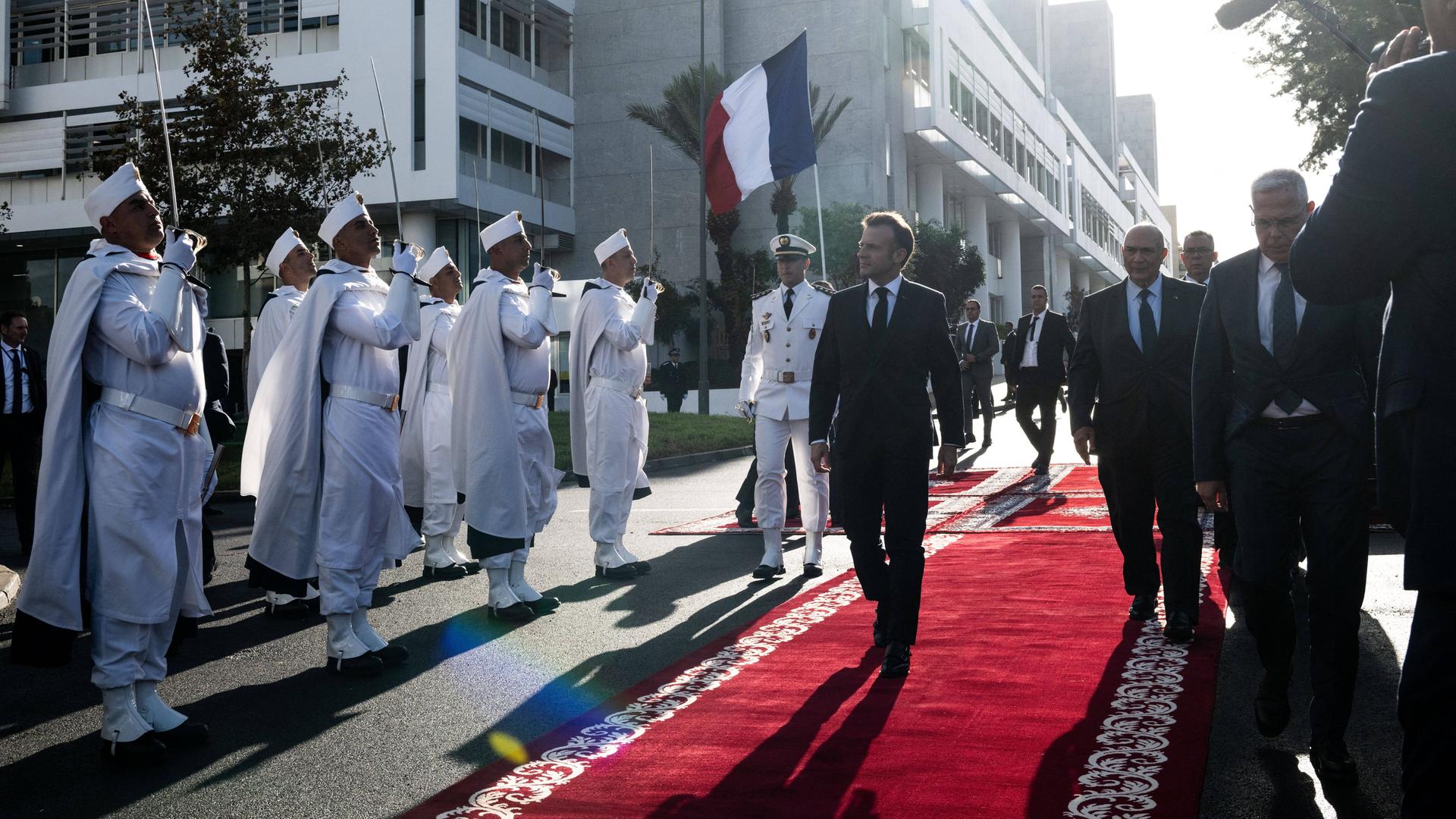 Der französische Präsident Emmanuel Macron läuft bei einem Staatsbesuch in Marokko über einen roten Teppich