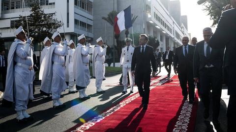 Der französische Präsident Emmanuel Macron läuft bei einem Staatsbesuch in Marokko über einen roten Teppich Der französische Präsident Emmanuel Macron läuft bei einem Staatsbesuch in Marokko über einen roten Teppich