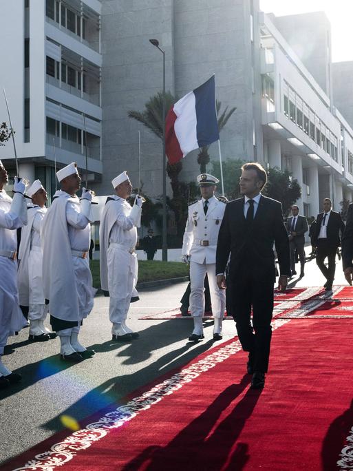 Der französische Präsident Emmanuel Macron läuft bei einem Staatsbesuch in Marokko über einen roten Teppich