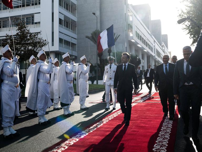 Der französische Präsident Emmanuel Macron läuft bei einem Staatsbesuch in Marokko über einen roten Teppich