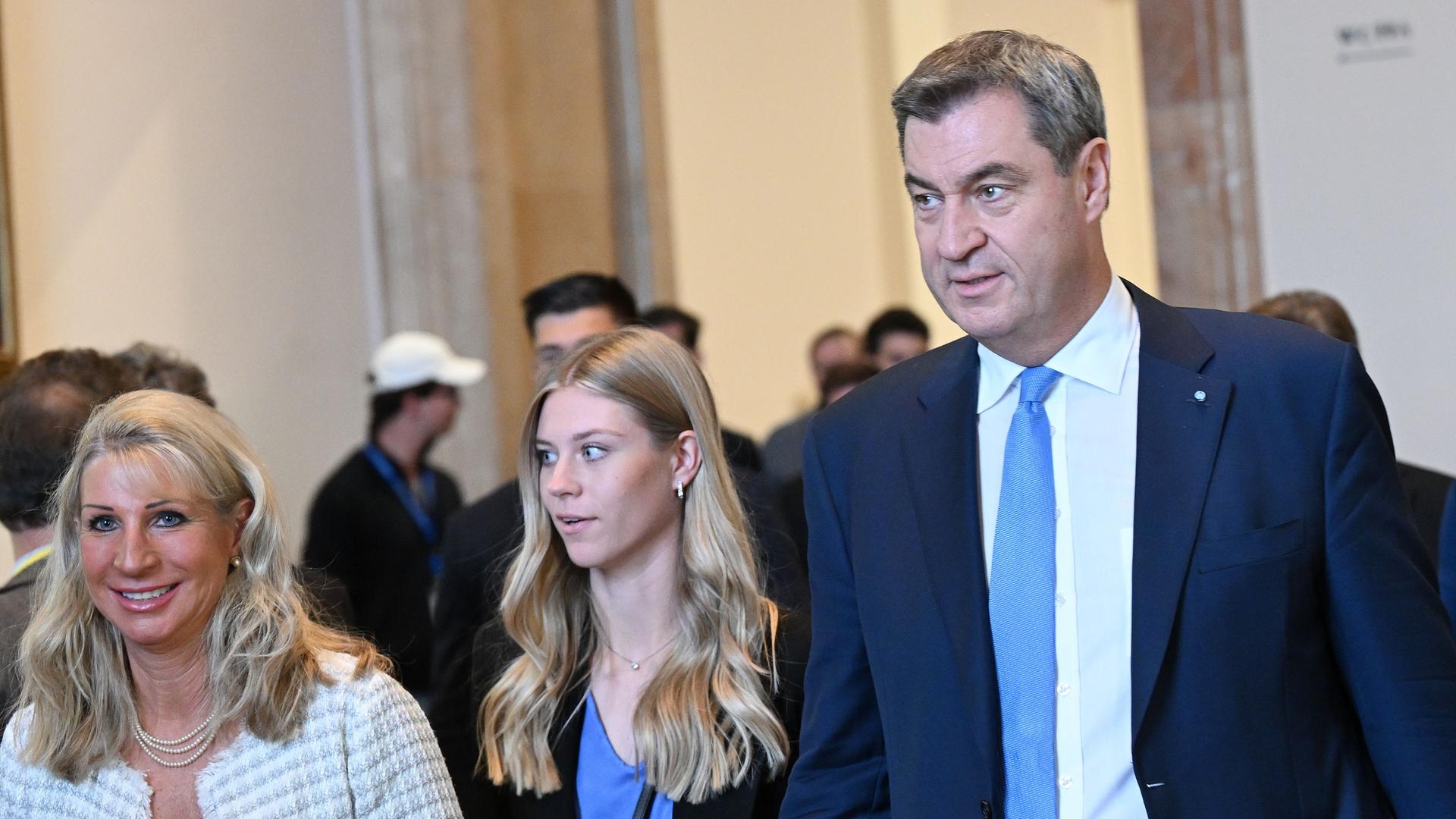 Der bayerische Ministerpräsident Markus Söder kommt mit seiner Frau Karin Baumüller-Söder (l) und Tochter Selina zur Plenarsitzung des Bayerischen Landtags.