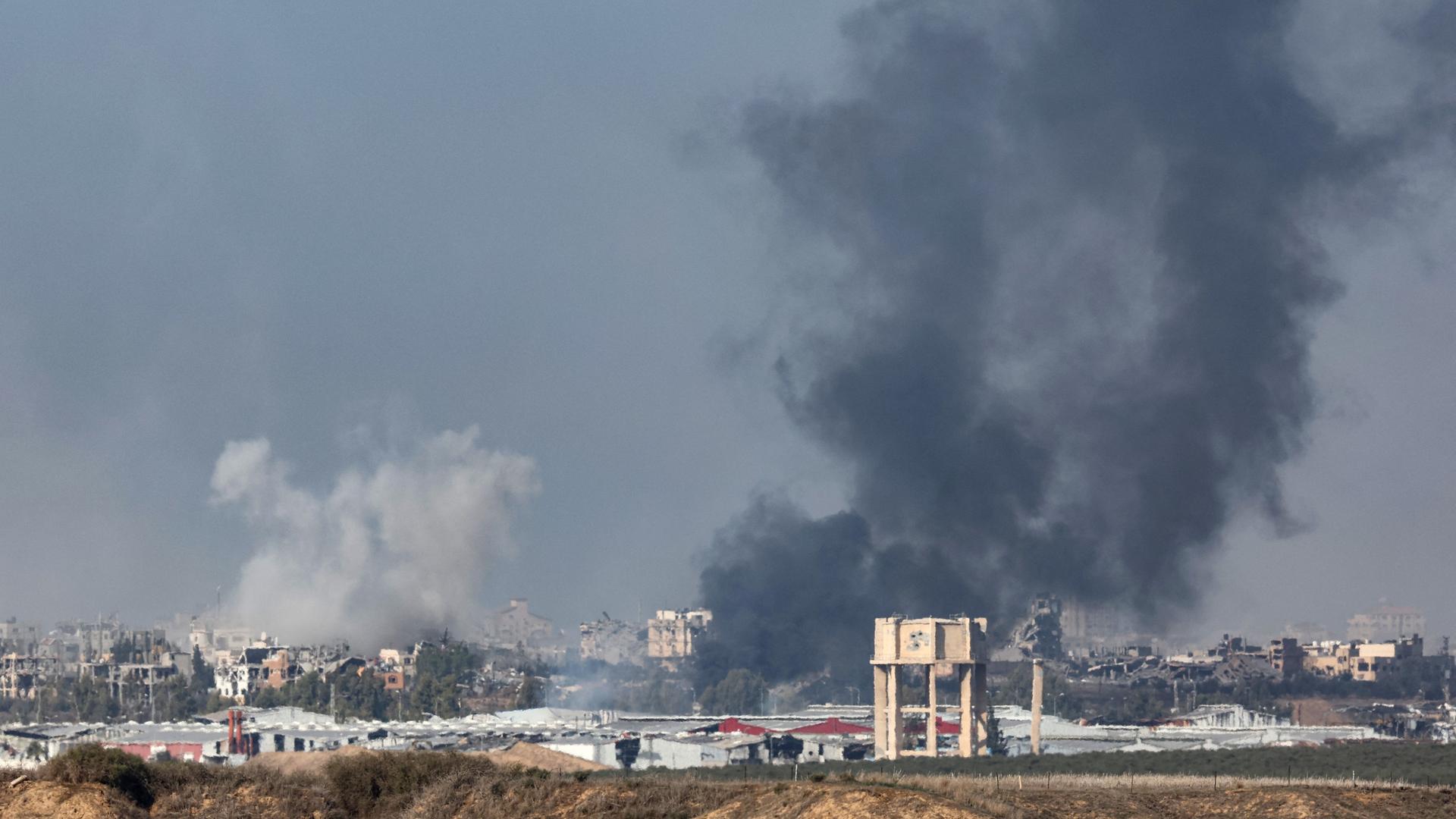 Dunkler Rauch über dem südlichen Gazastreifen nach israelischem Beschuss.