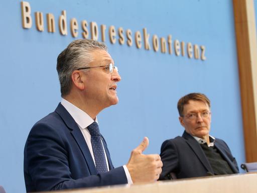 Lothar Wieler (l), Chef des Robert Koch-Instituts, und Bundesgesundheitsminister Karl Lauterbach (SPD), äußern sich bei einer Bundespressekonferenz.