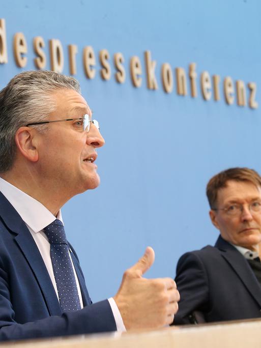 Lothar Wieler (l), Chef des Robert Koch-Instituts, und Bundesgesundheitsminister Karl Lauterbach (SPD), äußern sich bei einer Bundespressekonferenz.