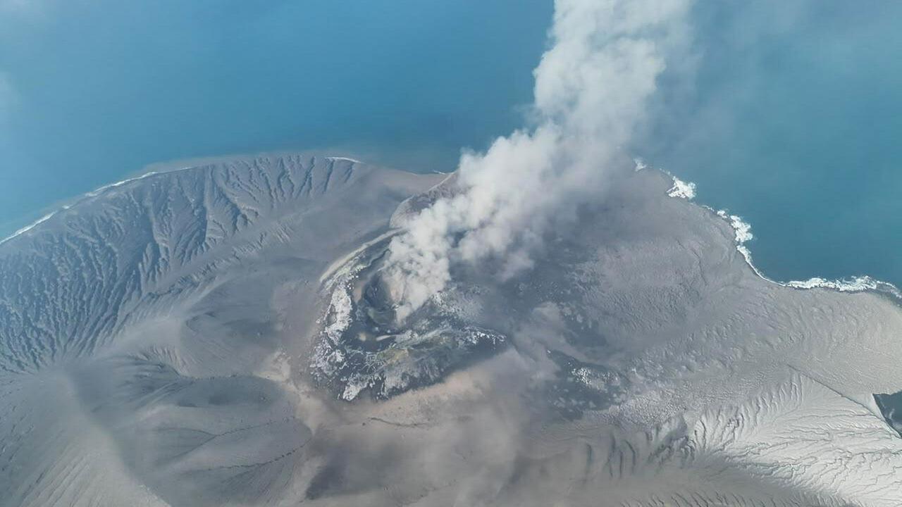 Drohnenaufnahme des Anak Krakatau. Der Vulkan stößt Rauch aus. Drohnenaufnahme des Anak Krakatau. Der Vulkan stößt Rauch aus.