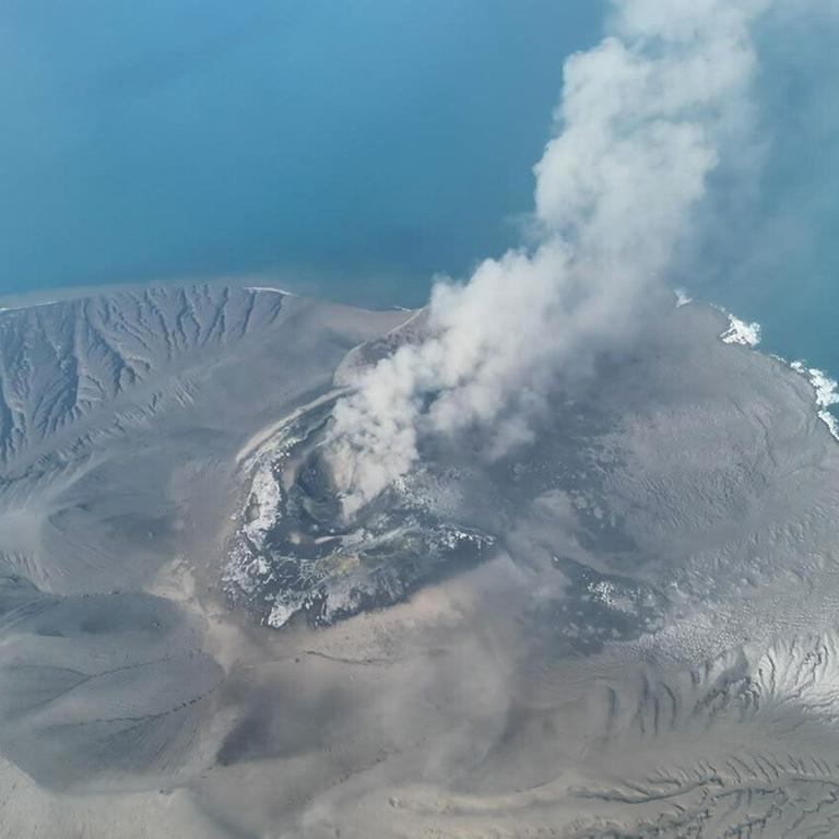 Drohnenaufnahme des Anak Krakatau. Der Vulkan stößt Rauch aus.