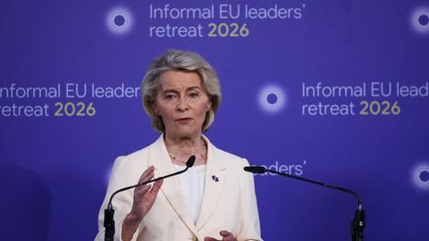 EU-Kommissionspräsidentin Ursula von der Leyen spricht beim Sondergipfel auf Schloss Alden Biesen in Belgien.