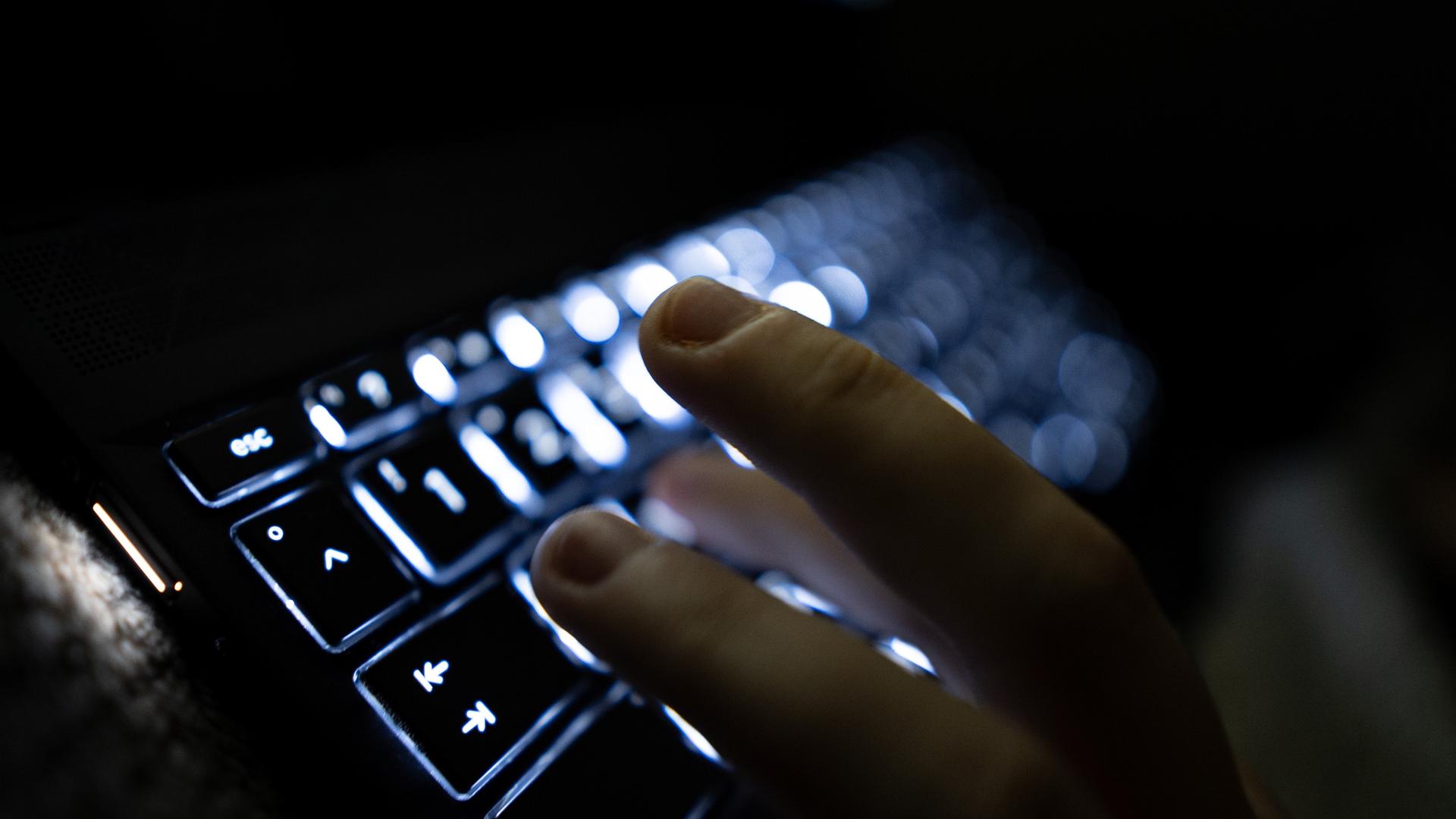 Symbolbild: Eine leuchtende Tastatur