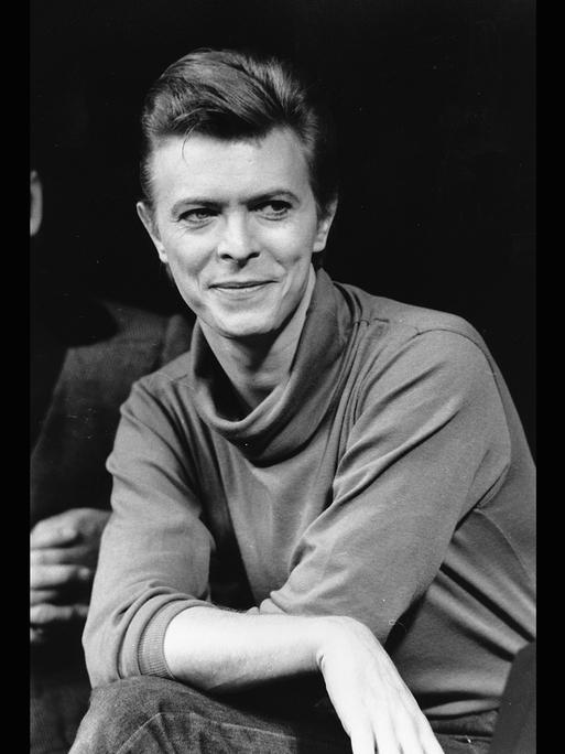 David Bowie hört während einer Pressekonferenz im Booth Theater in New York zu.
      