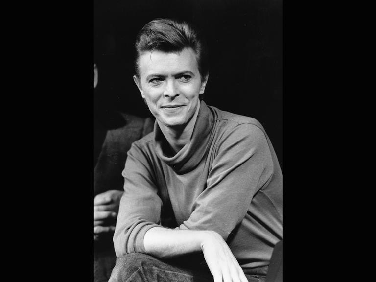 David Bowie hört während einer Pressekonferenz im Booth Theater in New York zu.
      