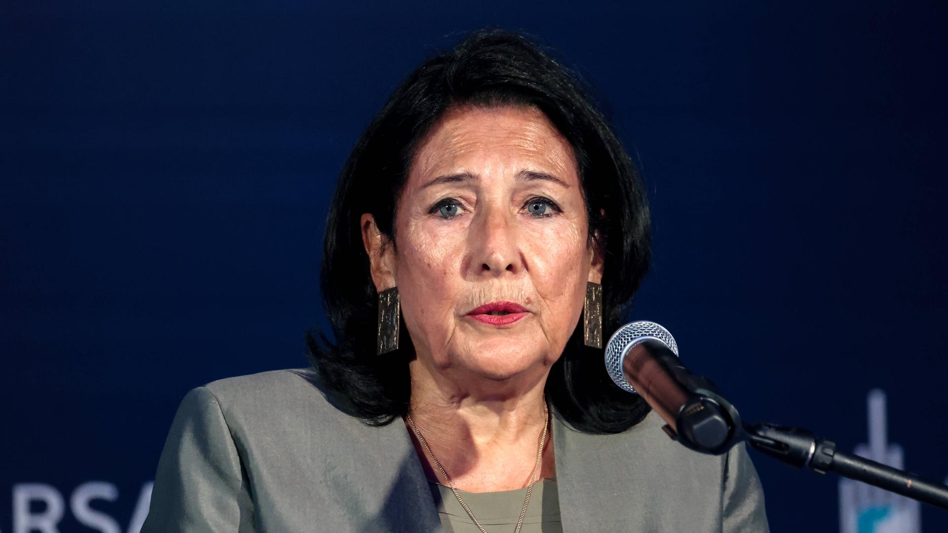 Die ehemalige georgische Präsidentin Salome Surabischwili spricht in ein Mikrofon. 