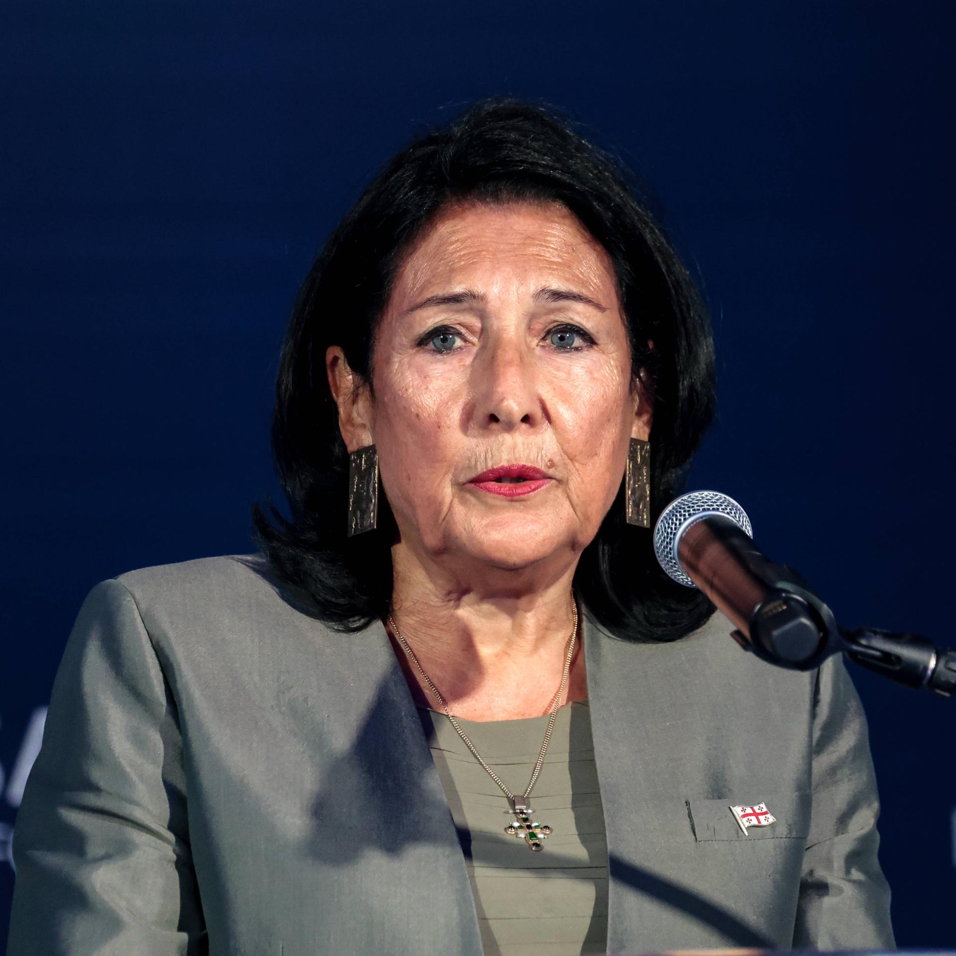 Die ehemalige georgische Präsidentin Salome Surabischwili spricht in ein Mikrofon. 