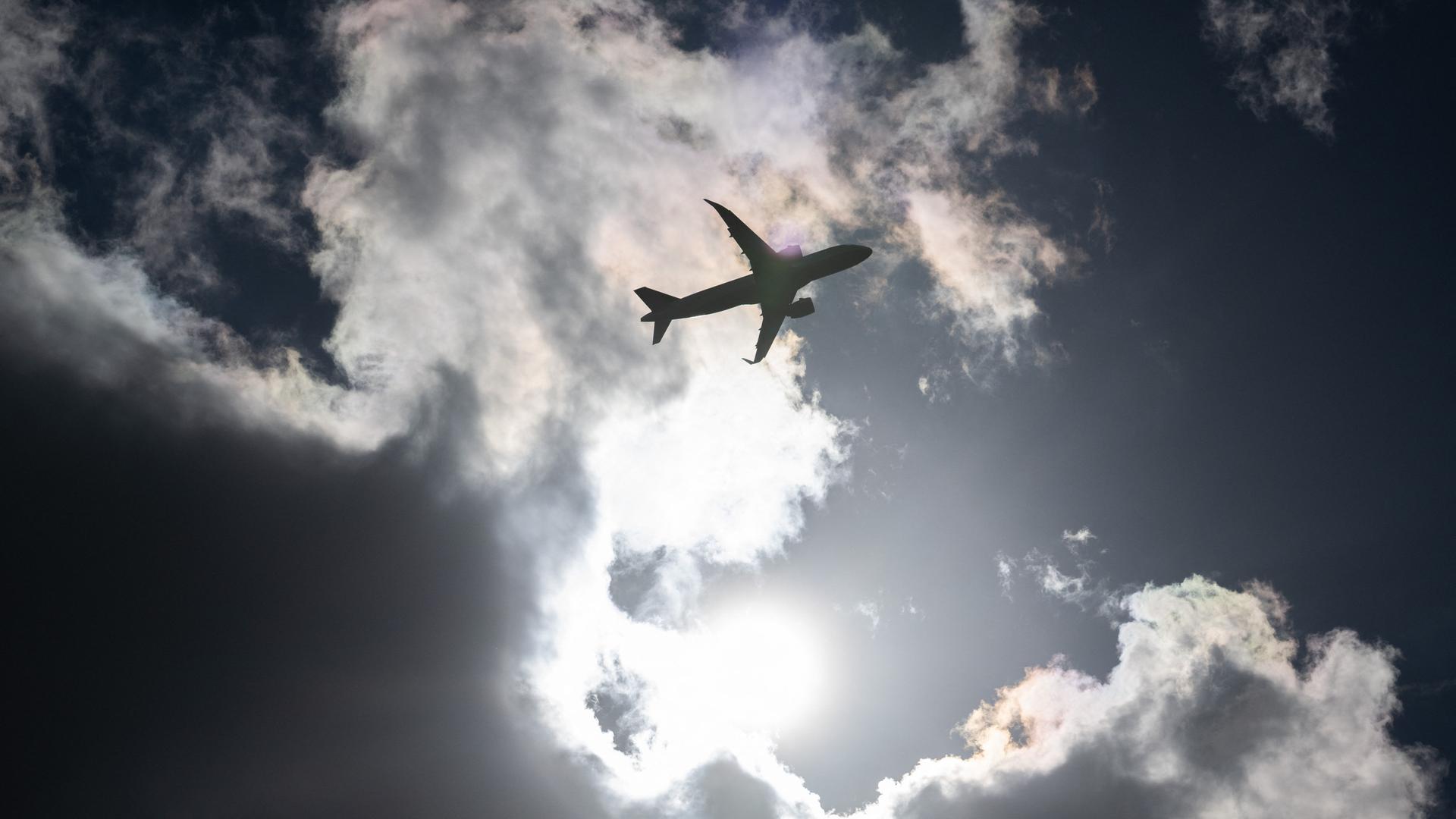 Eine Passagiermaschine startet vom Flughafen Frankfurt. 