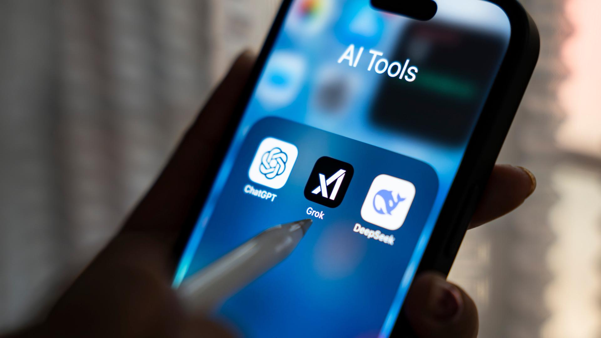 Verschiedene KI-Tools auf einem Smartphone