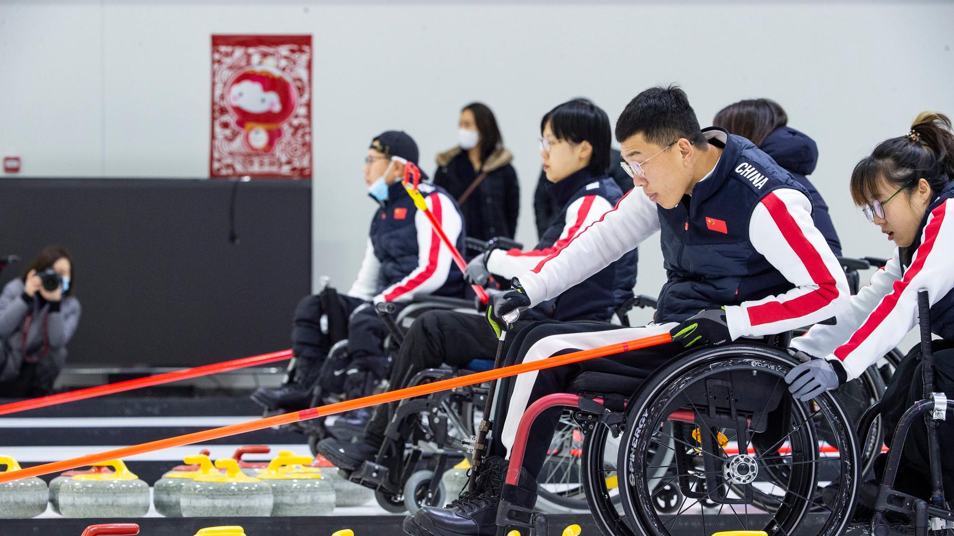 Die chinesische Rollstuhl-Curling-Nationalmannschaft bereitet sich während einer Trainingseinheit auf die Paralympics in Peking vor. 