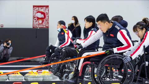 Die chinesische Rollstuhl-Curling-Nationalmannschaft bereitet sich während einer Trainingseinheit auf die Paralympics in Peking vor. 