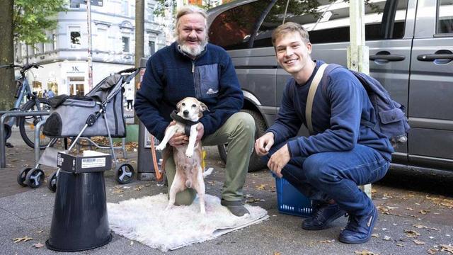 Vivian Radtke neben einem obdachlosen Mann und dessen Hund