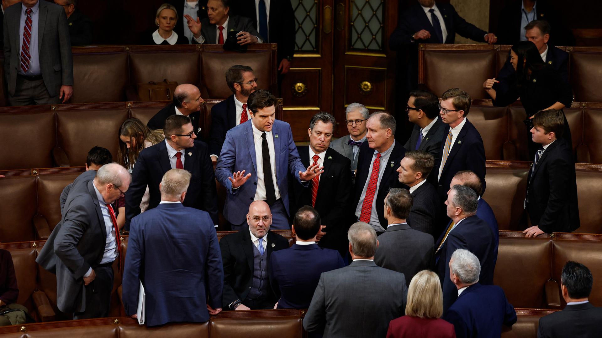 Republikaner Matt Gaetz im Gespräch mit Mitgliedern seiner Fraktion nach der gescheiterten Wahl von Fraktionschef Kevin McCarthy zum Sprecher des Repräsentantenhauses am 4.1.2023 in Washington D.C., USA Republikaner Matt Gaetz im Gespräch mit Mitgliedern seiner Fraktion nach der gescheiterten Wahl von Fraktionschef Kevin McCarthy zum Sprecher des Repräsentantenhauses am 4.1.2023 in Washington D.C., USA