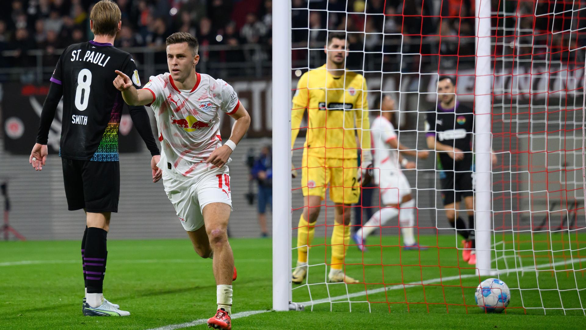 DFB-Pokal,Leipzigs Christoph Baumgartner (M) reagiert nach seinem 2:0 neben St. Paulis Torwart Nikola Vasilj (r) und Eric Smith. 