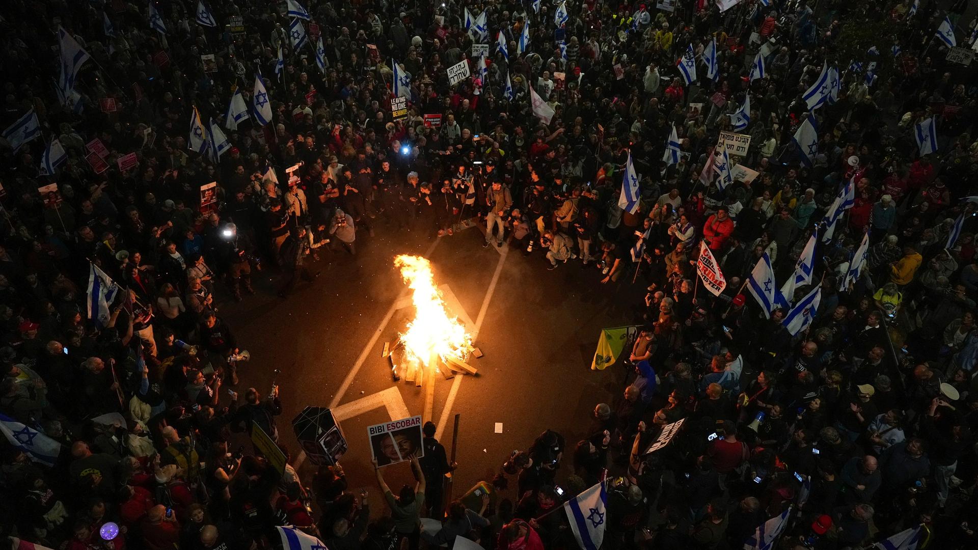 Viele Menschen in Tel Aviv sind auf der Straße und halten Plakate hoch. Viele Menschen in Tel Aviv sind auf der Straße und halten Plakate hoch.