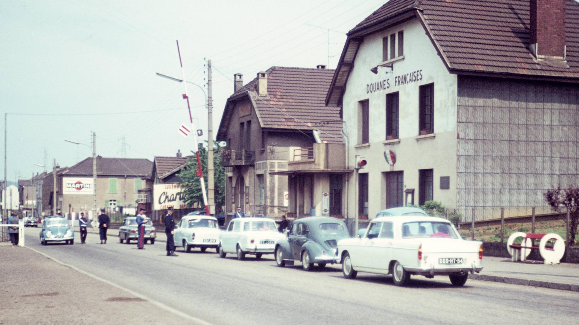 Autos warten an einem Grenzübergang zwischen Luxemburg und Frankreich.