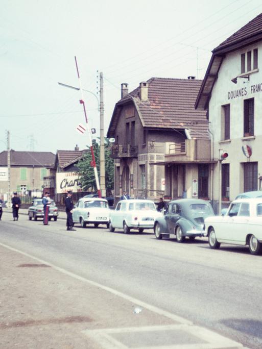 Autos warten an einem Grenzübergang zwischen Luxemburg und Frankreich.