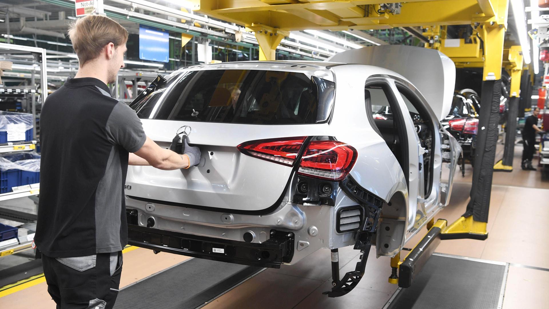 In einer Fabrik von Mercedes-Benz wird ein Fahrzeug zusammengesetzt. In einer Fabrik von Mercedes-Benz wird ein Fahrzeug zusammengesetzt.