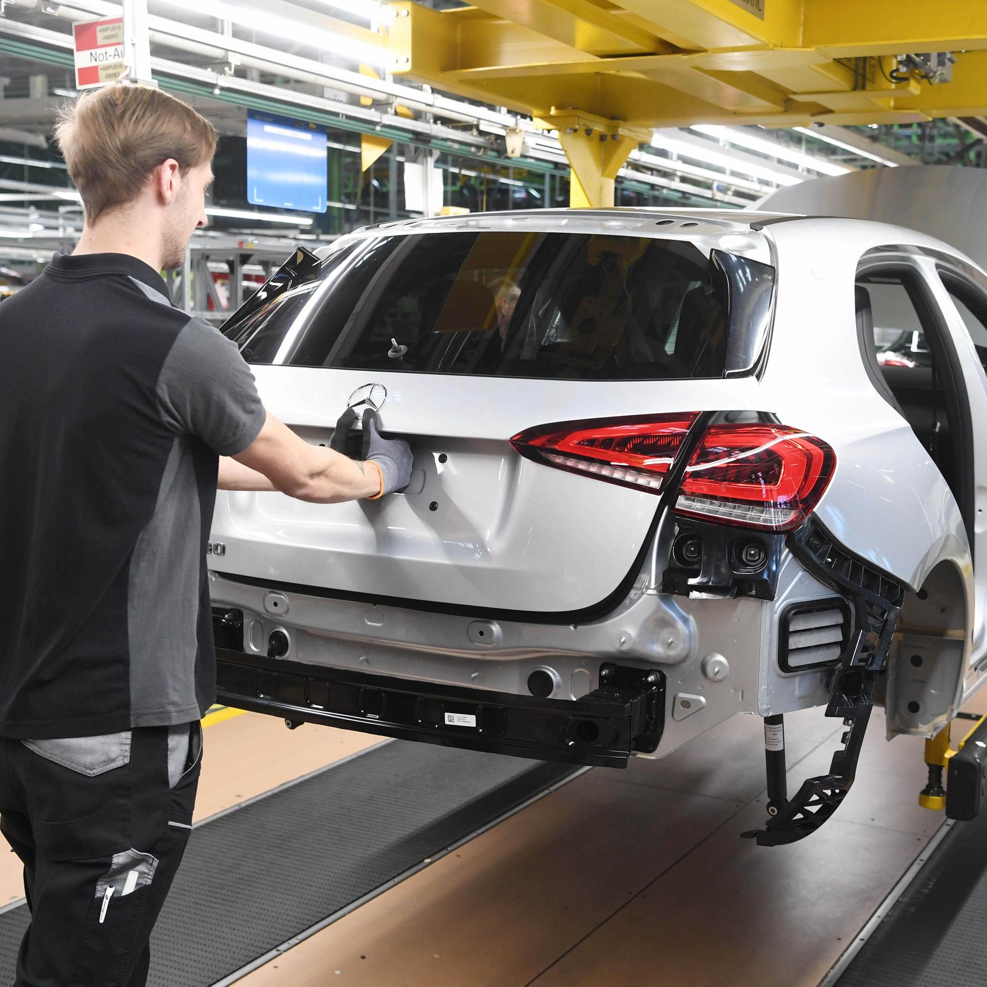 Baden-Württemberg, Rastatt: An einer Mercedes-Benz A-Klasse wird der Mercedesstern angebracht.