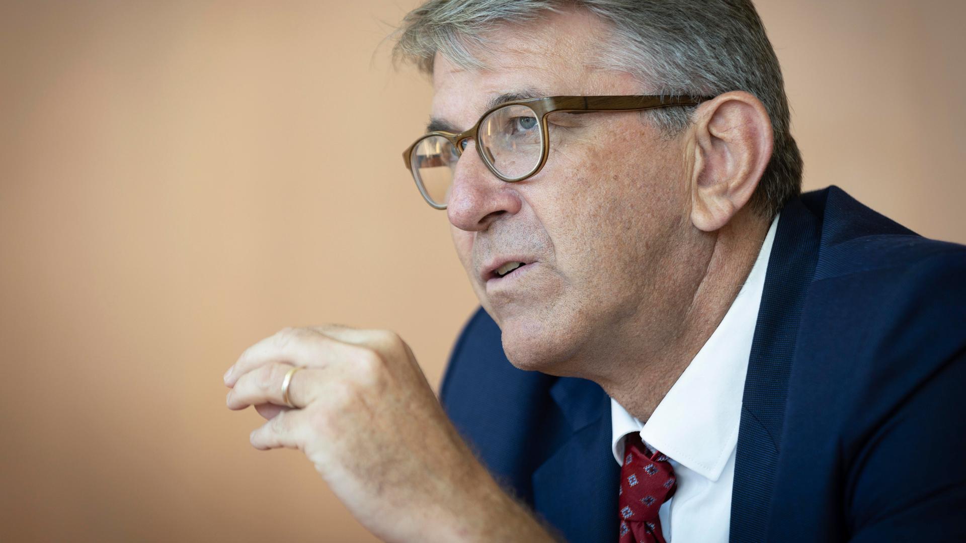 Kulturstaatsminister Wolfram Weimer (parteilos) ist seitlich im Bild zu sehen während er spricht und mit seiner linken Hand gestekuliert Kulturstaatsminister Wolfram Weimer (parteilos) ist seitlich im Bild zu sehen während er spricht und mit seiner linken Hand gestekuliert