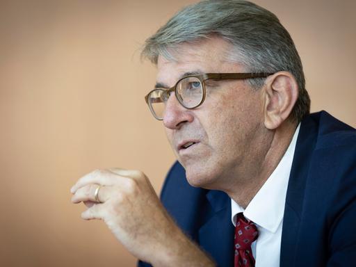 Kulturstaatsminister Wolfram Weimer (parteilos) ist seitlich im Bild zu sehen während er spricht und mit seiner linken Hand gestekuliert Kulturstaatsminister Wolfram Weimer (parteilos) ist seitlich im Bild zu sehen während er spricht und mit seiner linken Hand gestekuliert