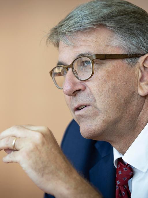 Kulturstaatsminister Wolfram Weimer (parteilos) ist seitlich im Bild zu sehen während er spricht und mit seiner linken Hand gestekuliert Kulturstaatsminister Wolfram Weimer (parteilos) ist seitlich im Bild zu sehen während er spricht und mit seiner linken Hand gestekuliert