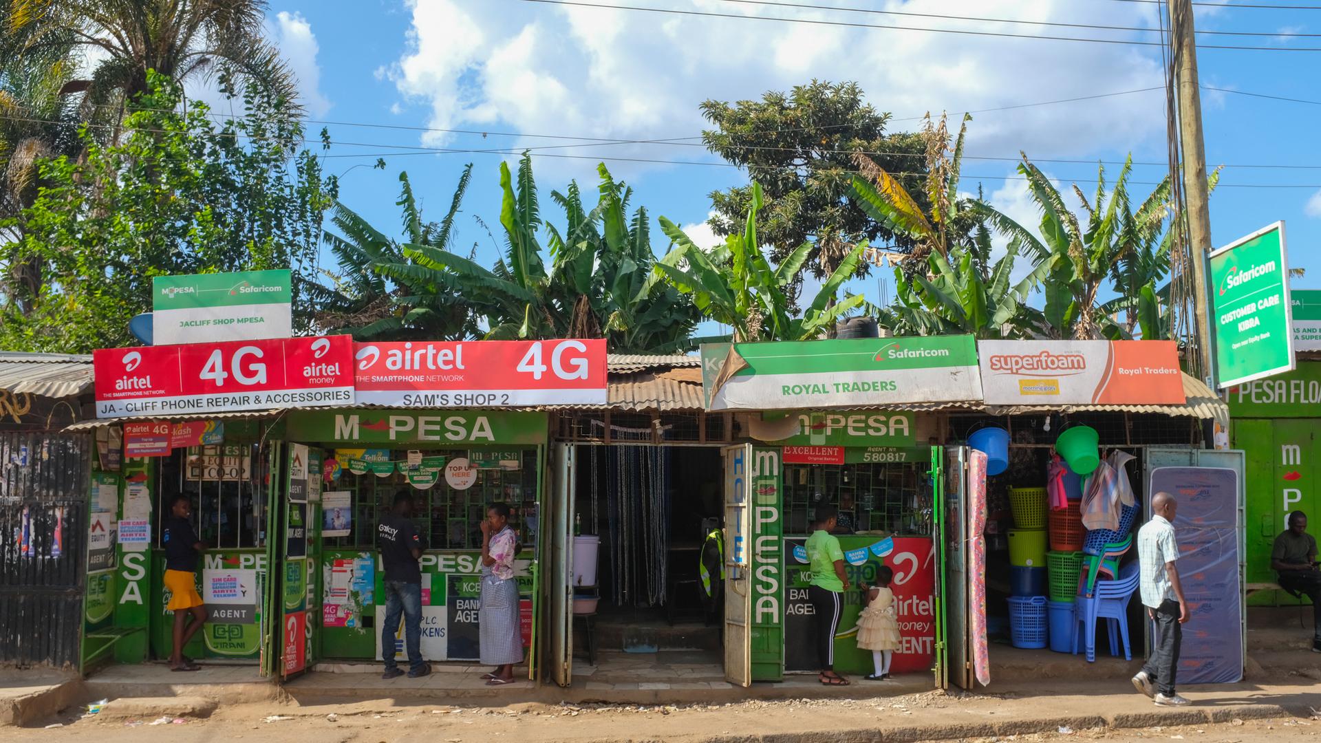 Menschen stehen vor einem Safaricom-Shop in Kenia Menschen stehen vor einem Safaricom-Shop in Kenia