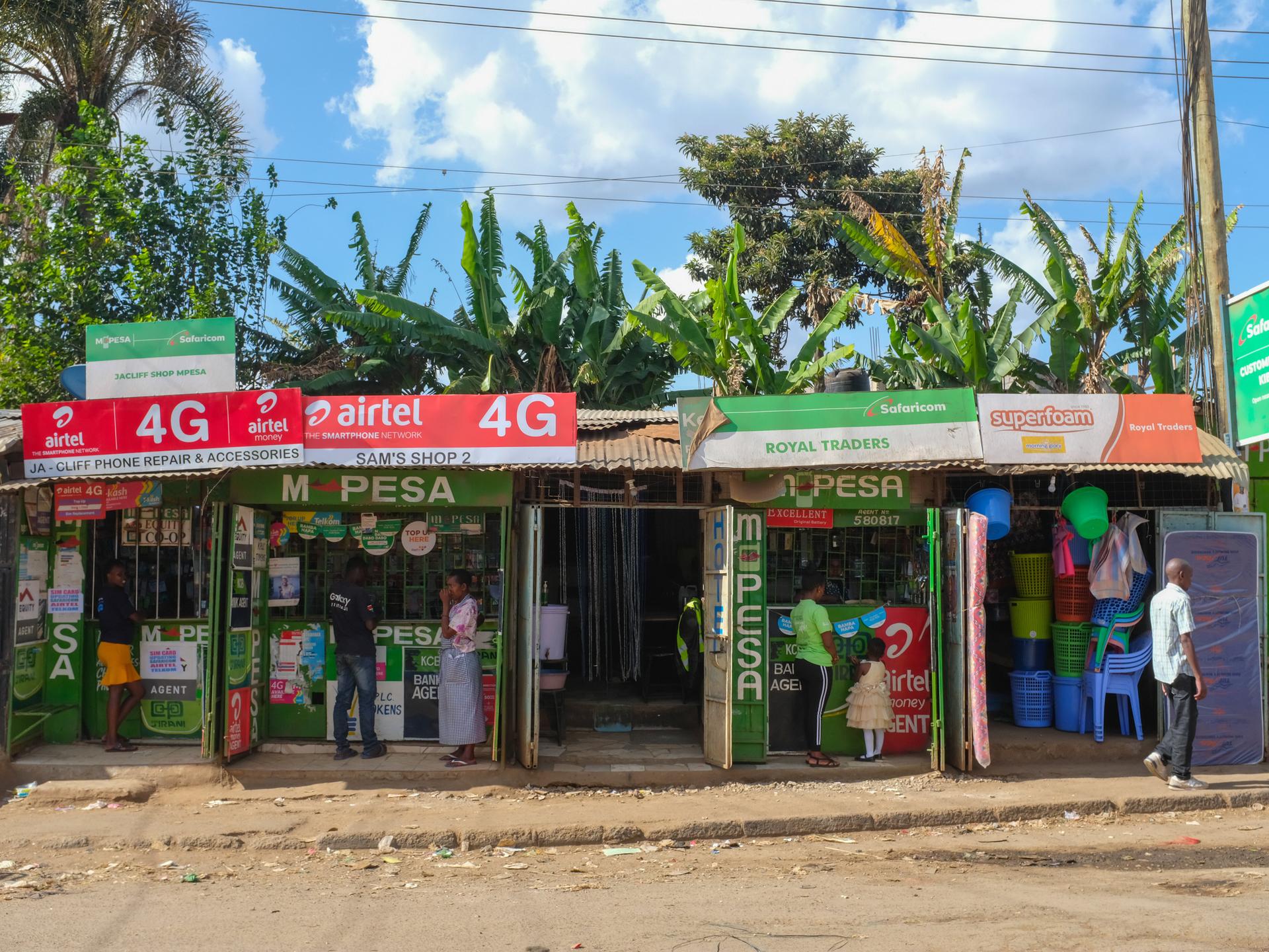 Menschen stehen vor einem Safaricom-Shop in Kenia