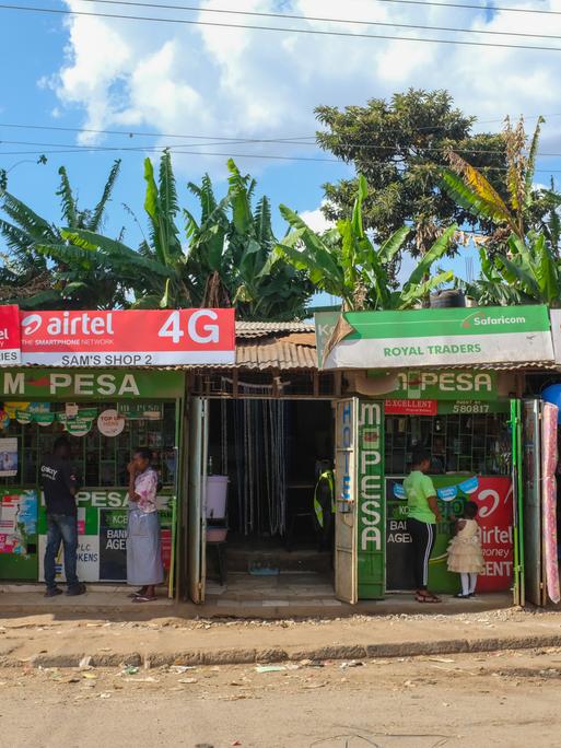 Menschen stehen vor einem Safaricom-Shop in Kenia Menschen stehen vor einem Safaricom-Shop in Kenia