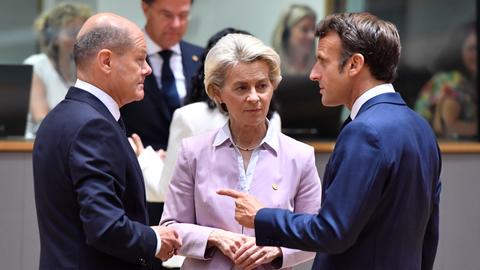 Bundeskanzler Olaf Scholz, EU-Kommissionschefin Ursula von der Leyen und der französische Präsident Emmanuel Macron (r)