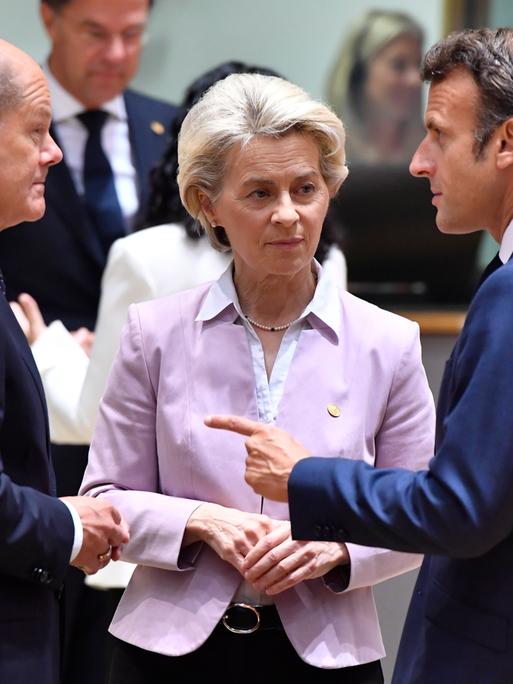 Bundeskanzler Olaf Scholz, EU-Kommissionschefin Ursula von der Leyen und der französische Präsident Emmanuel Macron (r)