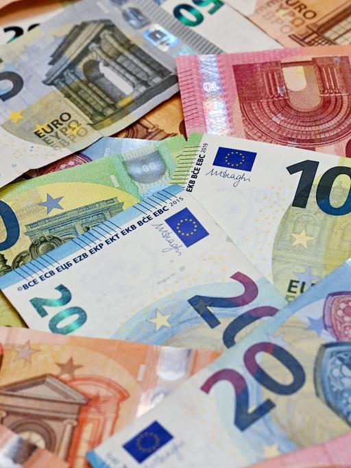 Eurobanknoten liegen auf einem Tisch (gestellte Aufnahme).