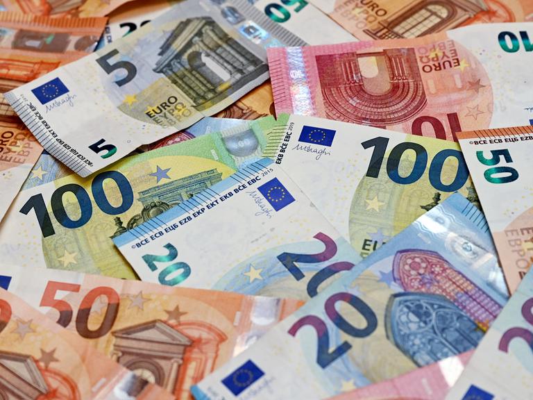Eurobanknoten liegen auf einem Tisch (gestellte Aufnahme).
