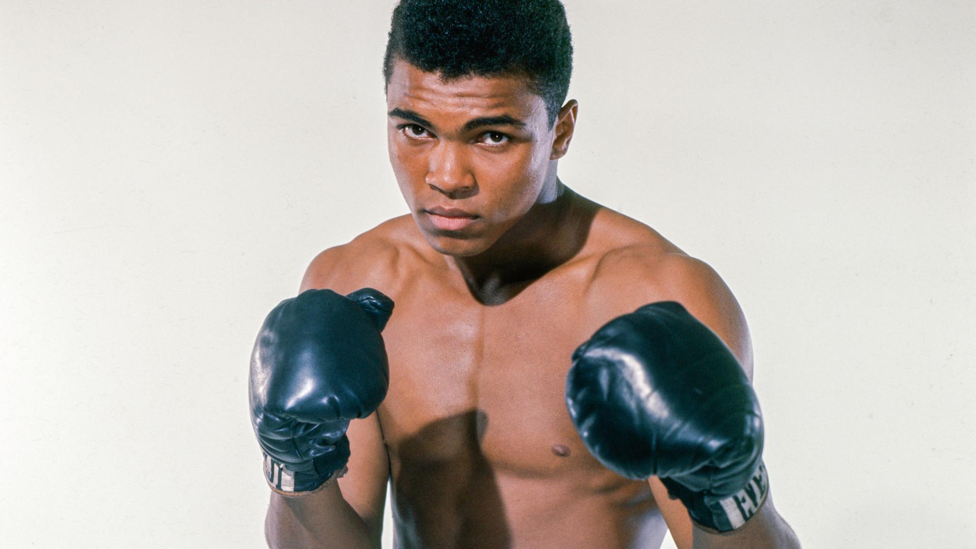 Cassius Clay (Muhammad Ali) als 20-jähriger Schwergewichtskämpfer aus Louisville, Kentucky, posiert am 17. Mai 1962 in der Bronx, New York, für die Kamera.