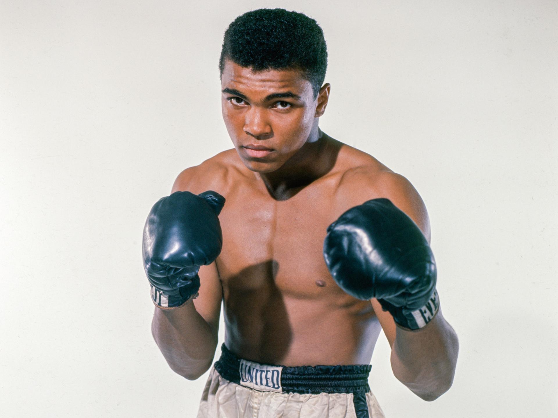 Cassius Clay (Muhammad Ali) als 20-jähriger Schwergewichtskämpfer aus Louisville, Kentucky, posiert am 17. Mai 1962 in der Bronx, New York, für die Kamera.