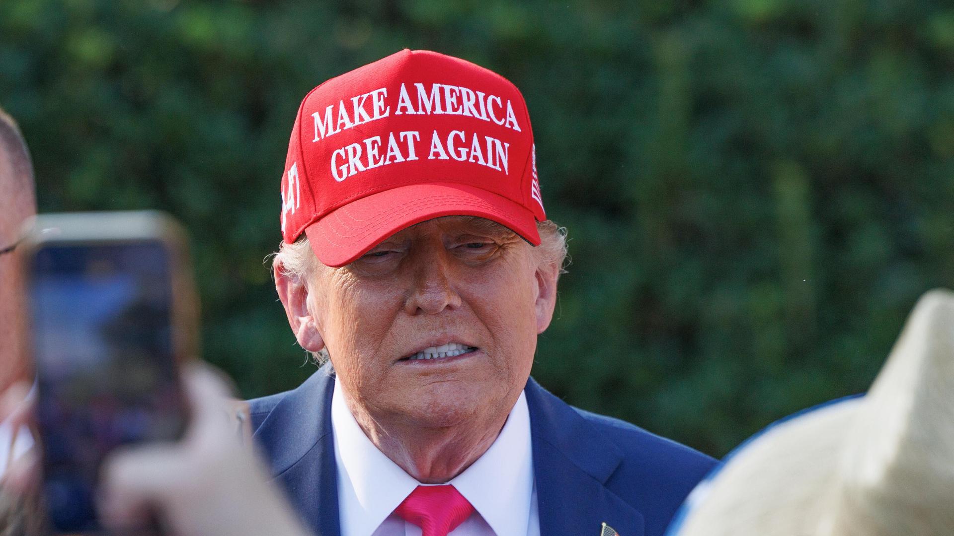 US-Präsident am 4. Juli 20205 im Garten des White House mit einer "Make America Great Again"-Kappe