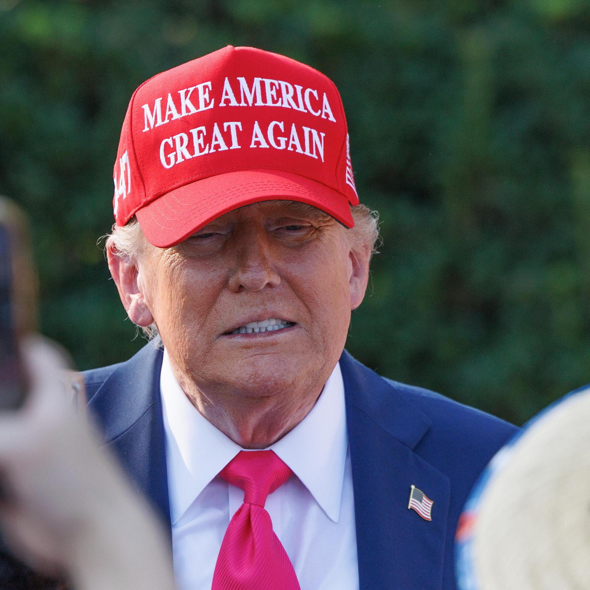 US-Präsident am 4. Juli 20205 im Garten des White House mit einer "Make America Great Again"-Kappe