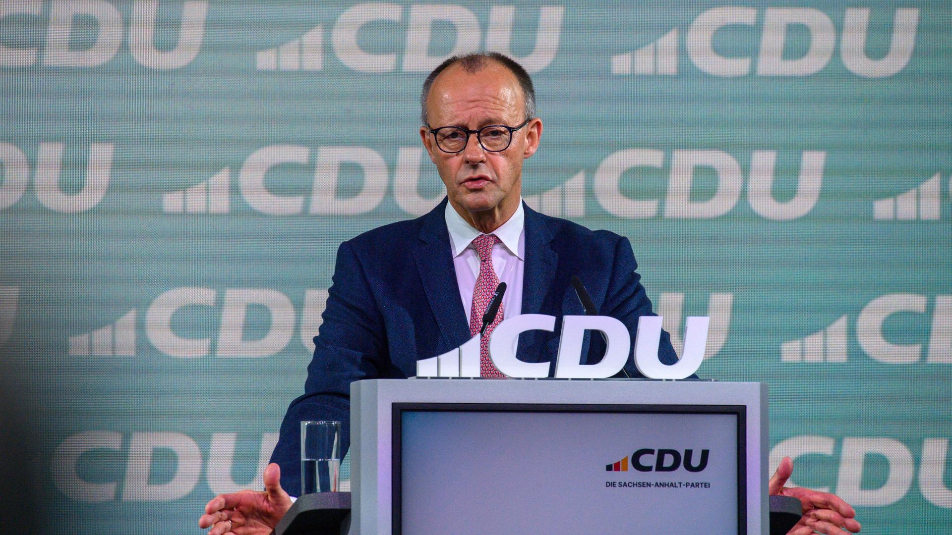 Bundeskanzler Friedrich Merz (CDU) spricht auf dem Landesparteitag der CDU Sachsen-Anhalt. 