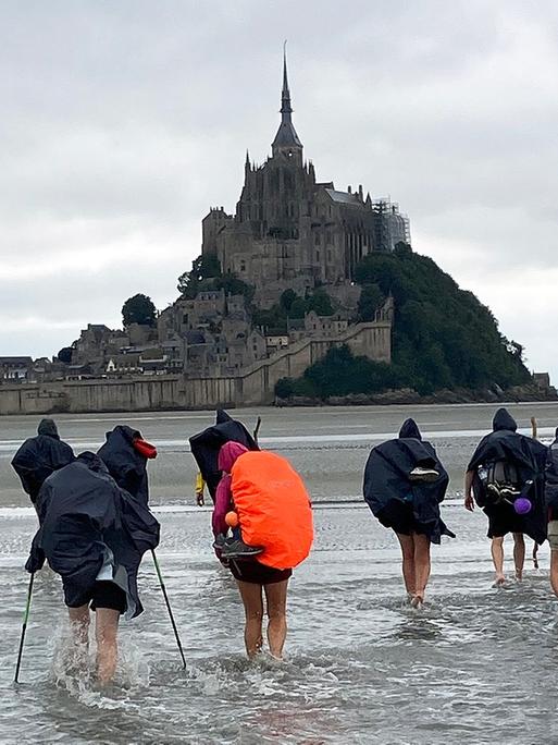 Pilger auf dem Weg zum Mont-Saint-Michel