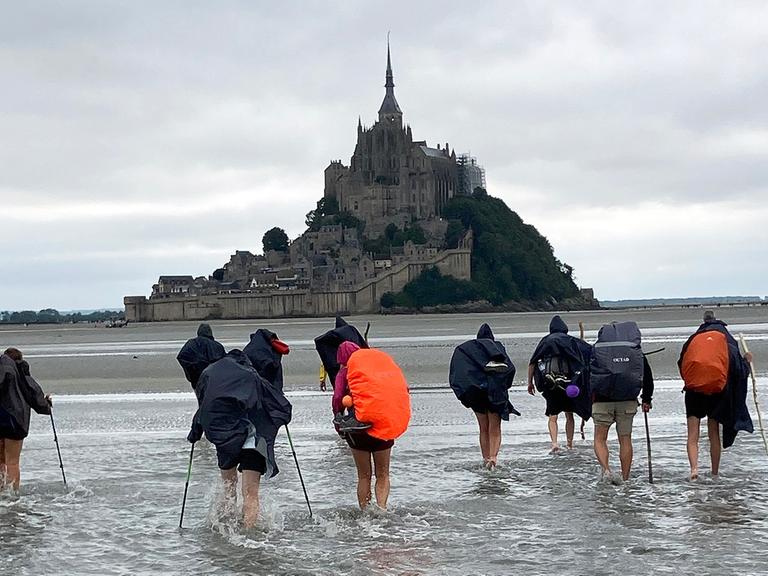 Pilger auf dem Weg zum Mont-Saint-Michel