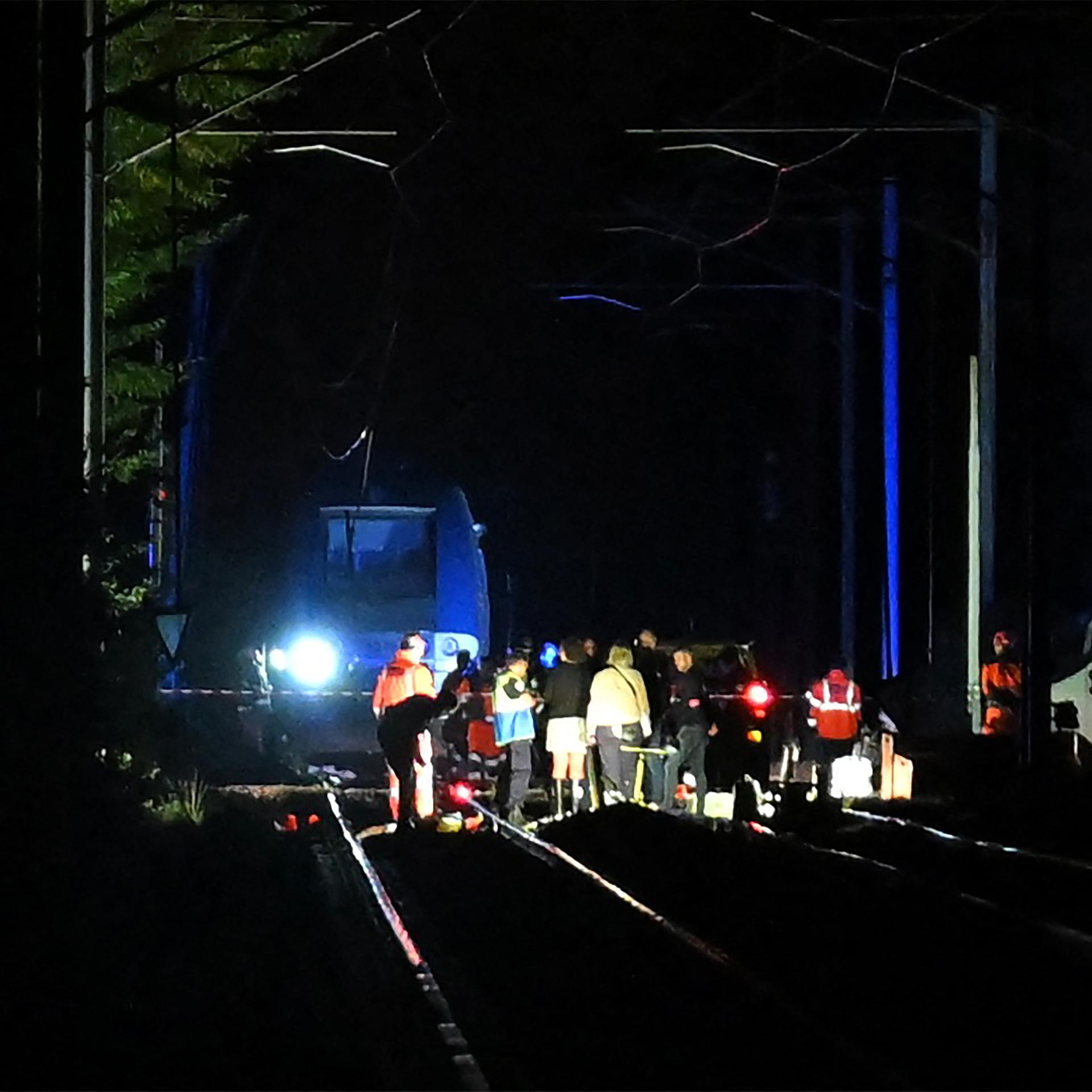 Das Foto zeigt Einsatzkräfte nach einem Zugunglück in Cléon im Nordwesten Frankreichs.