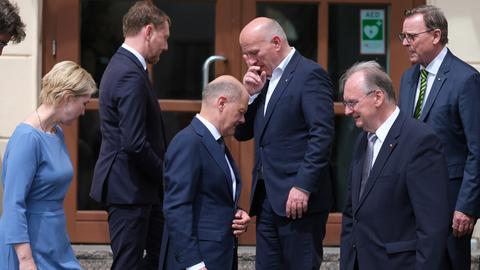 Manuela Schwesig, Michael Kretschmer, Olaf Scholz, Dietmar Woidke, Reiner Haseloff und Bodo Ramelow stehen nach einem Fototermin auf einer Treppe.