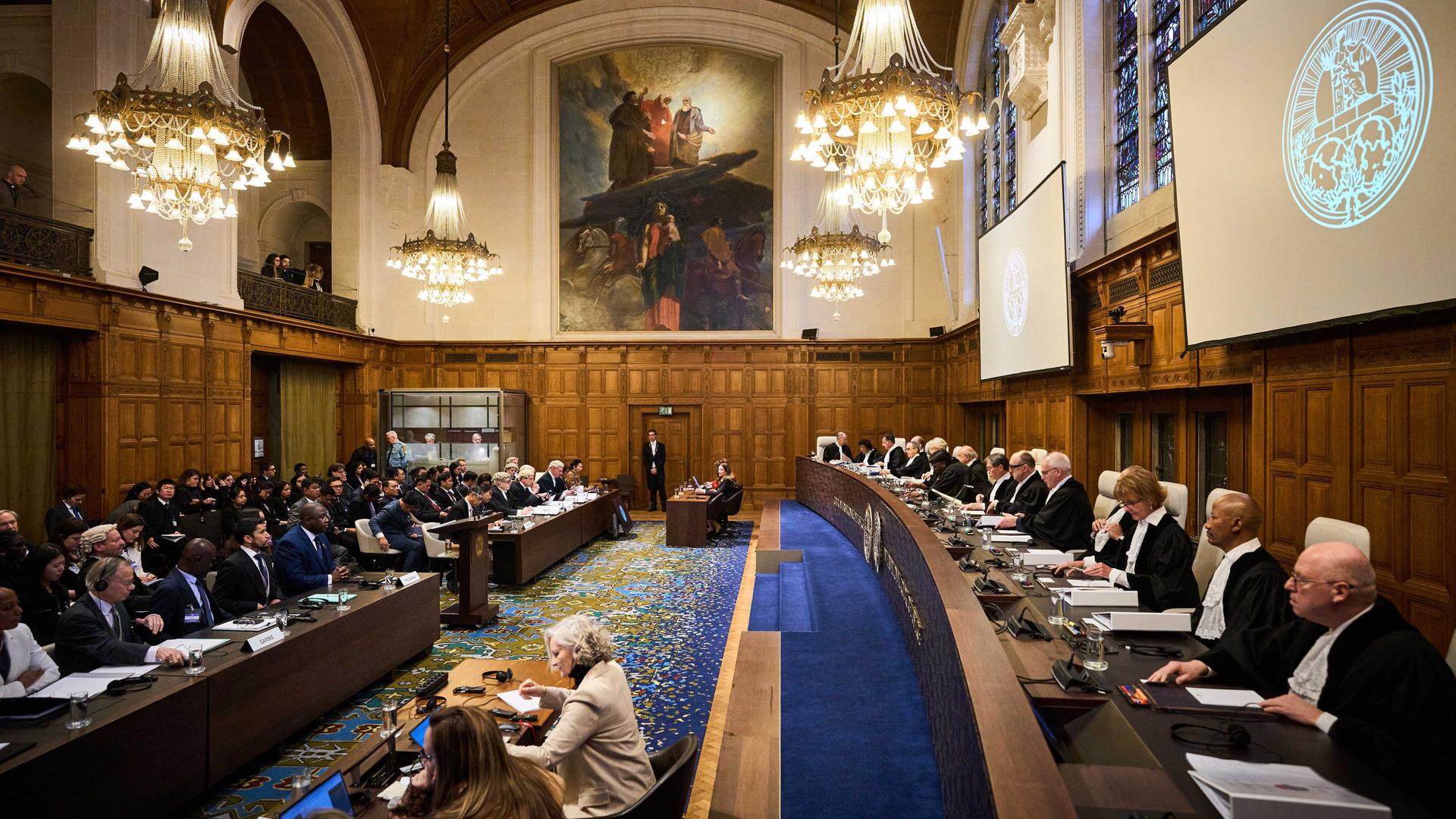 In der ersten Anhörung vor dem Internationalen Gerichtshof sitzen Kläger und Ankläger vor den Richtern.